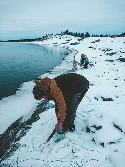 Kenneth Petersen lægger fælder i Fort Goodhope